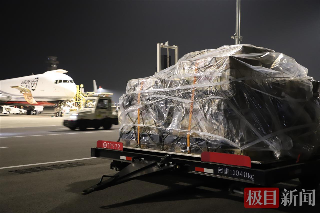 即将装机前往重庆的半导体、芯片材料 拍摄者:王星予.jpg 即将装机前往重庆的半导体、芯片材料 拍摄者:王星予.jpg