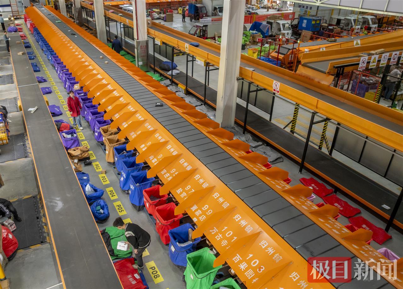 2025年11月10日，湖北省宜昌市秭归县维楚云仓，快递物流公司工作人员使用公用分拣分拣货物.JPG