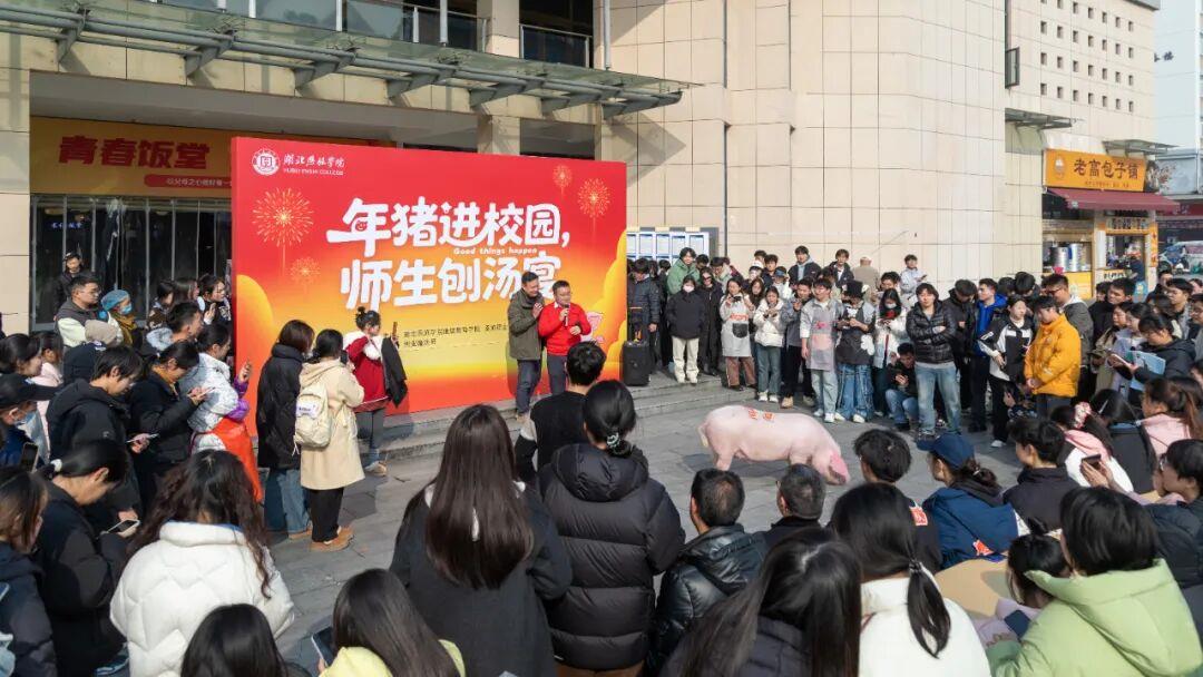 湖北恩施一高校老師請(qǐng)學(xué)生吃刨湯宴，百萬(wàn)網(wǎng)友在線“云吃席”