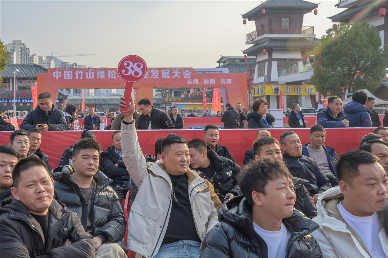 3、竹山绿松石公盘交易竞拍活动宣传(石濡华 摄).jpg 3、竹山绿松石公盘交易竞拍活动宣传(石濡华 摄).jpg