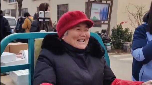 64歲大娘幫兩個(gè)兒子領(lǐng)雙份劉強(qiáng)東送的年貨：去年領(lǐng)的手機(jī)還在用，新手機(jī)準(zhǔn)備留給孫子