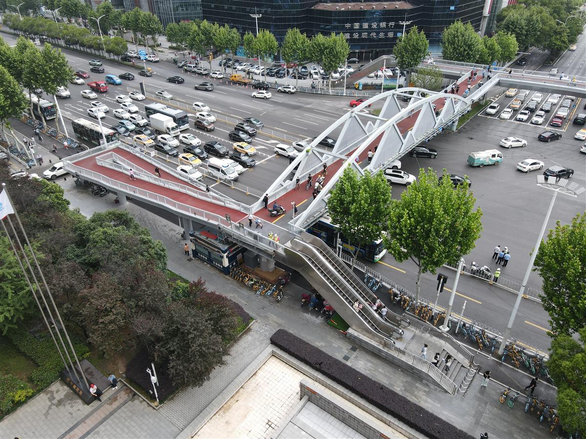 功能全颜值高，武汉武昌中南路人行天桥“焕新”亮相 | 极目新闻