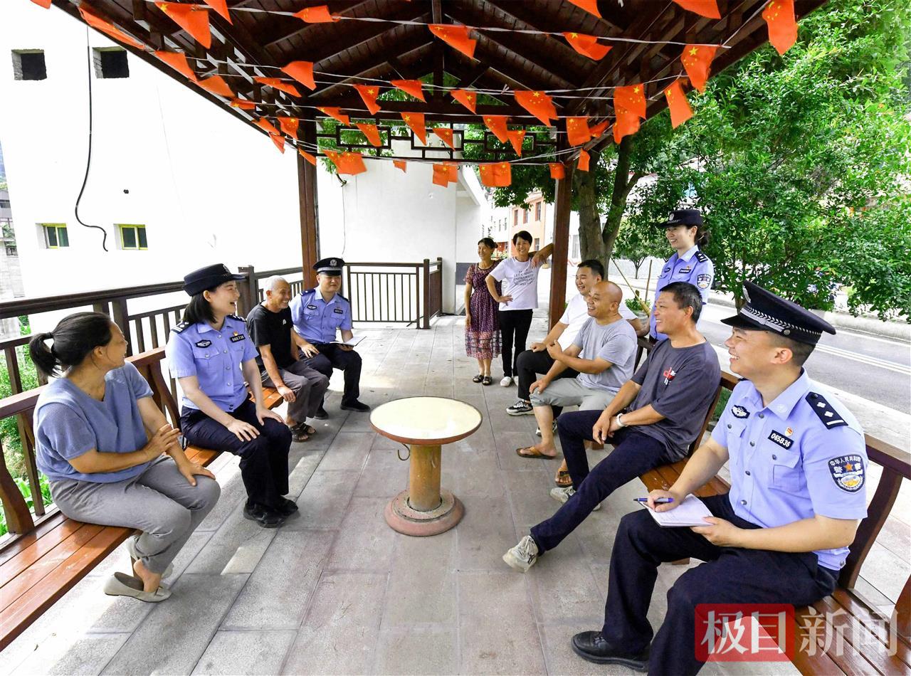 图4：民警与群众面对面召开恳谈会（通讯员欧阳智慧 摄）.jpg
