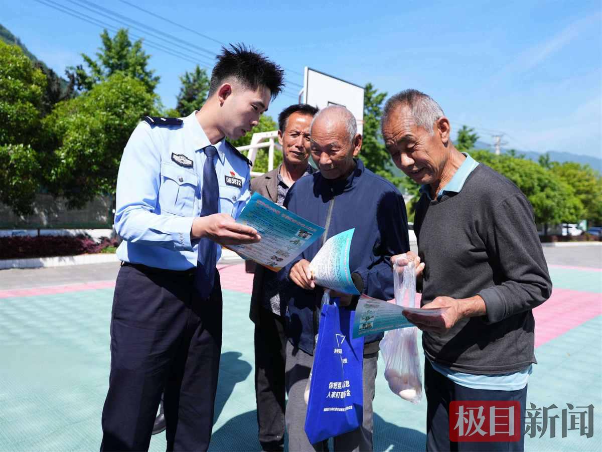 图5：民警在开展经济犯罪防范宣传.jpg