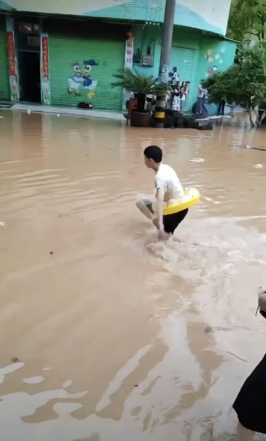 中考赶上暴雨，湖南龙山县一学生游泳出行，教体局：少量考生迟到，将启用备用卷