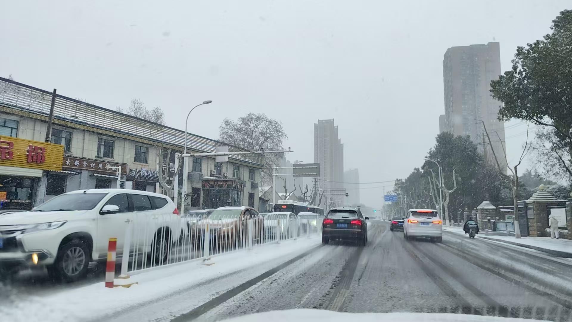 早高峰，风雪兼程  刘国庆摄.jpg