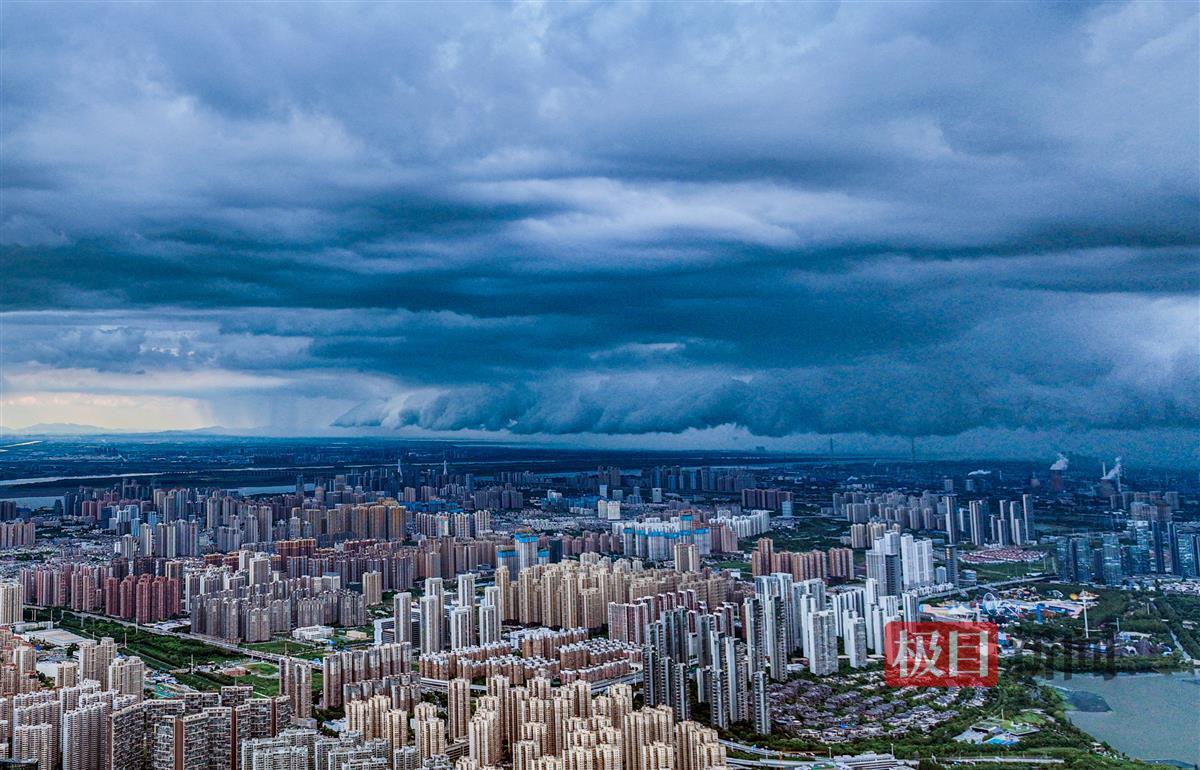 台风杜苏芮的前锋抵达武汉乌云带着雨帘直扑城区