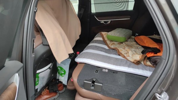 图说:李威把轿车后座放平,平时当"床"来休息.记者 邱超奕摄