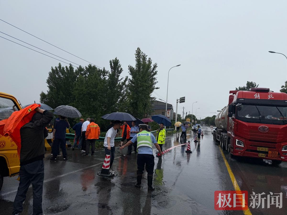 国道塌方路段布设安全警戒线.jpg