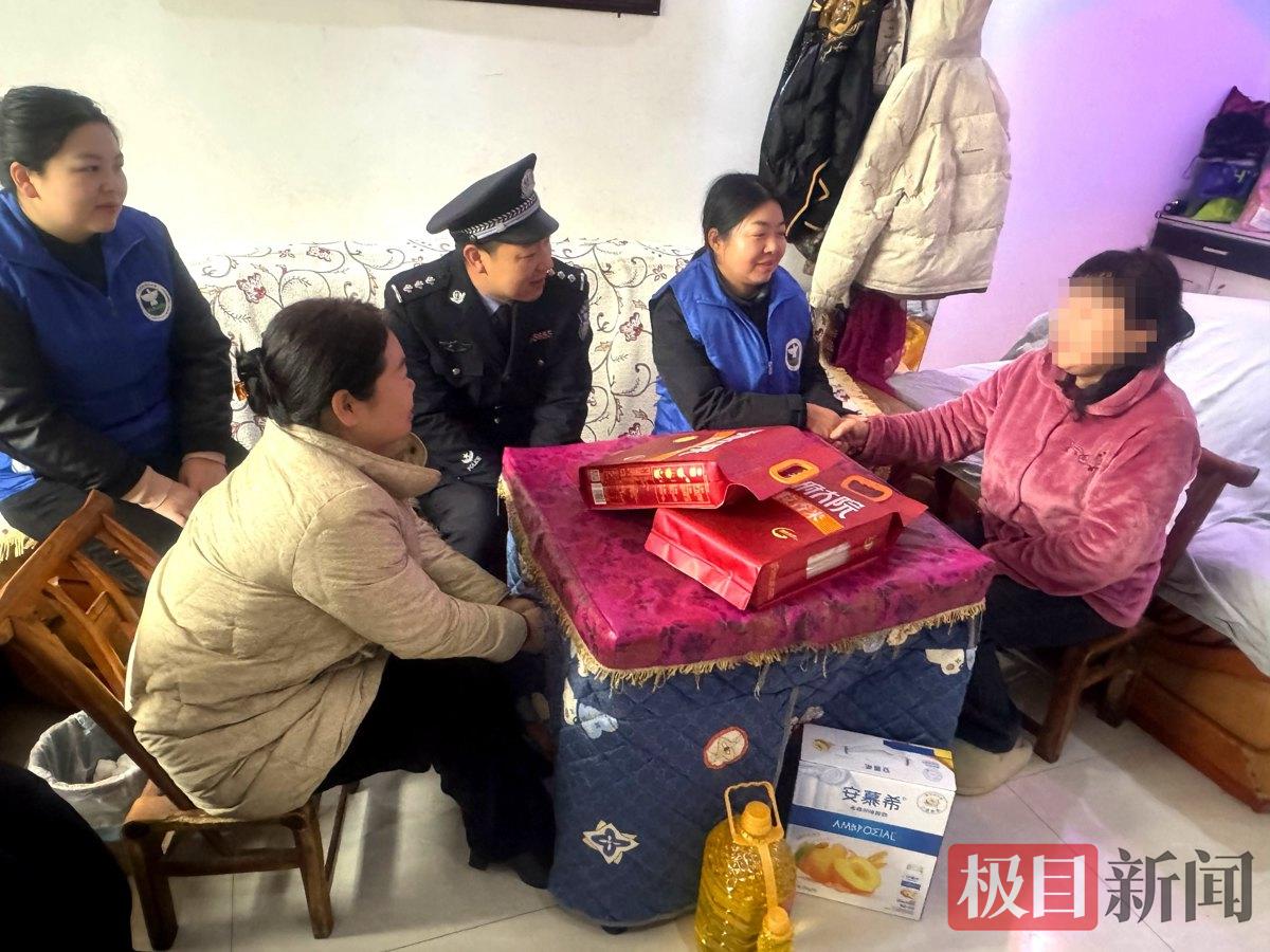 图3：民警在开展走访慰问活动.jpg