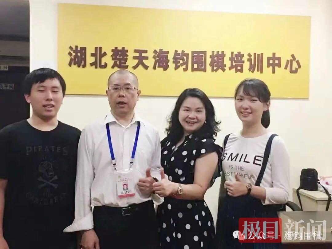 2024年围棋国手王海钧职业七段与弟子朱尧康迪业余6段，吴雨业余5段合影.jpg