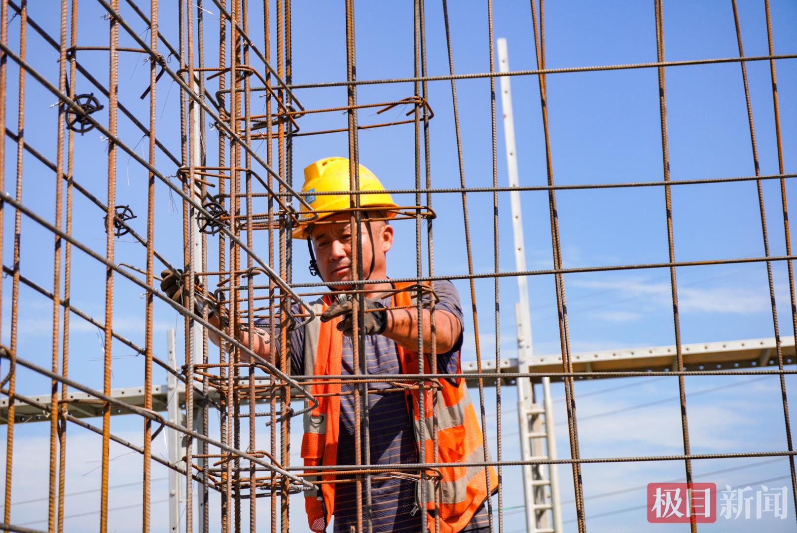 6.钢筋工:用钢筋编织城市的筋骨.jpg 6.钢筋工:用钢筋编织城市的筋骨.jpg