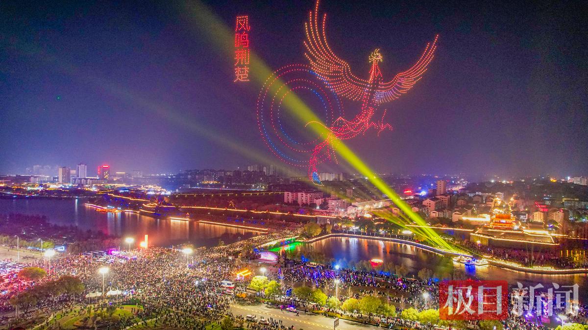 1月1日21时，“荆州十二时辰”无人机秀在湖北荆州古城东门精彩上演，2026架无人机点亮荆州2026年的第一个夜晚，吸引众多市民和游客观赏。（张梦瑶 肖琦 摄） (7).jpg