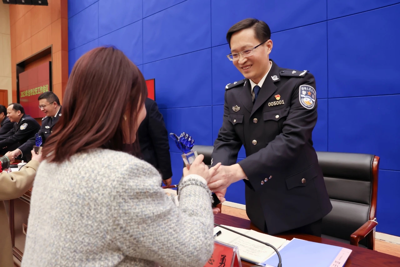 副市长 公安局长黄志勇为优秀民警家属颁奖会议现场黄石市委副书记