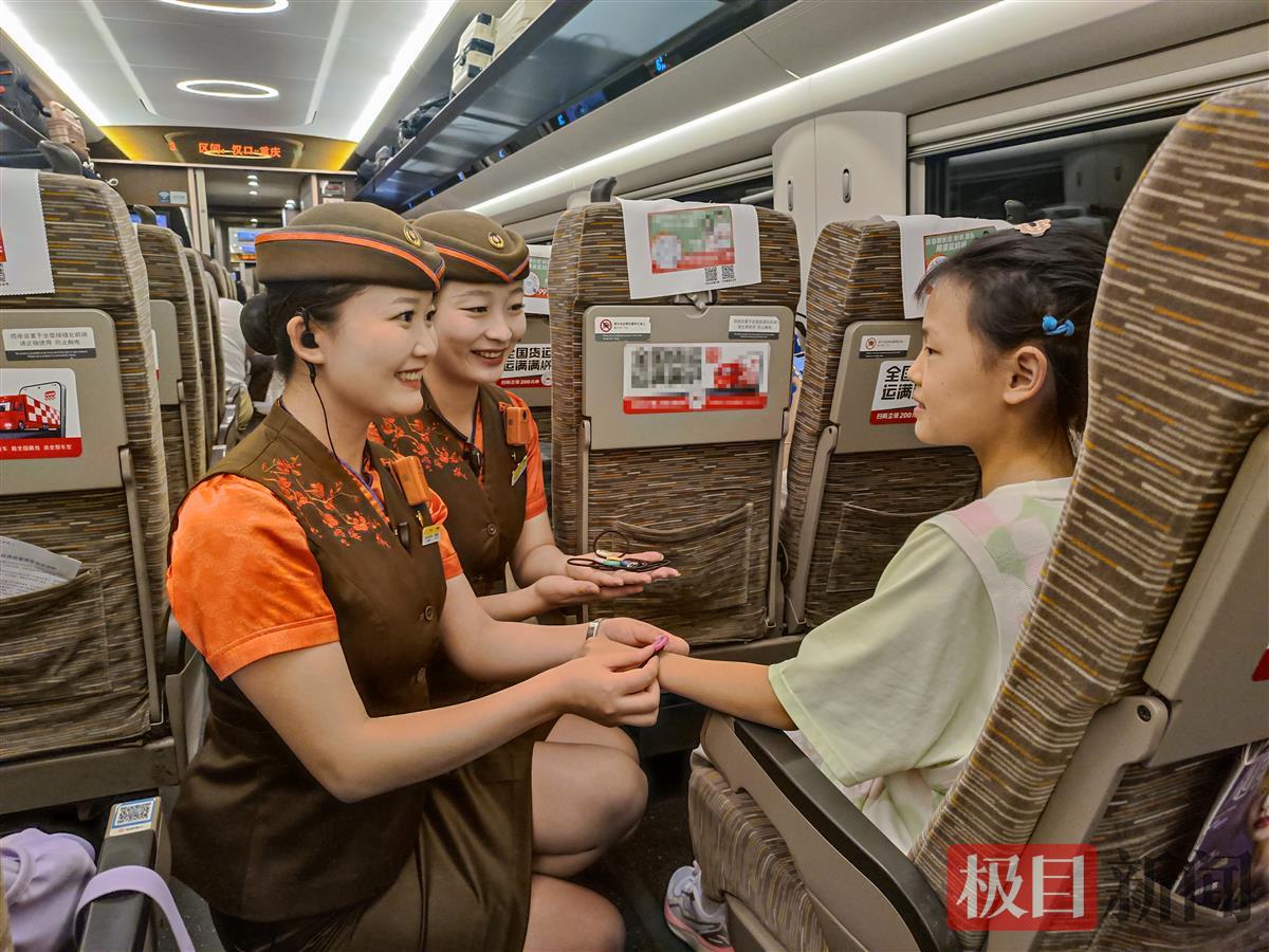 乘务员与小旅客互动，用“微笑”传达善意.jpg