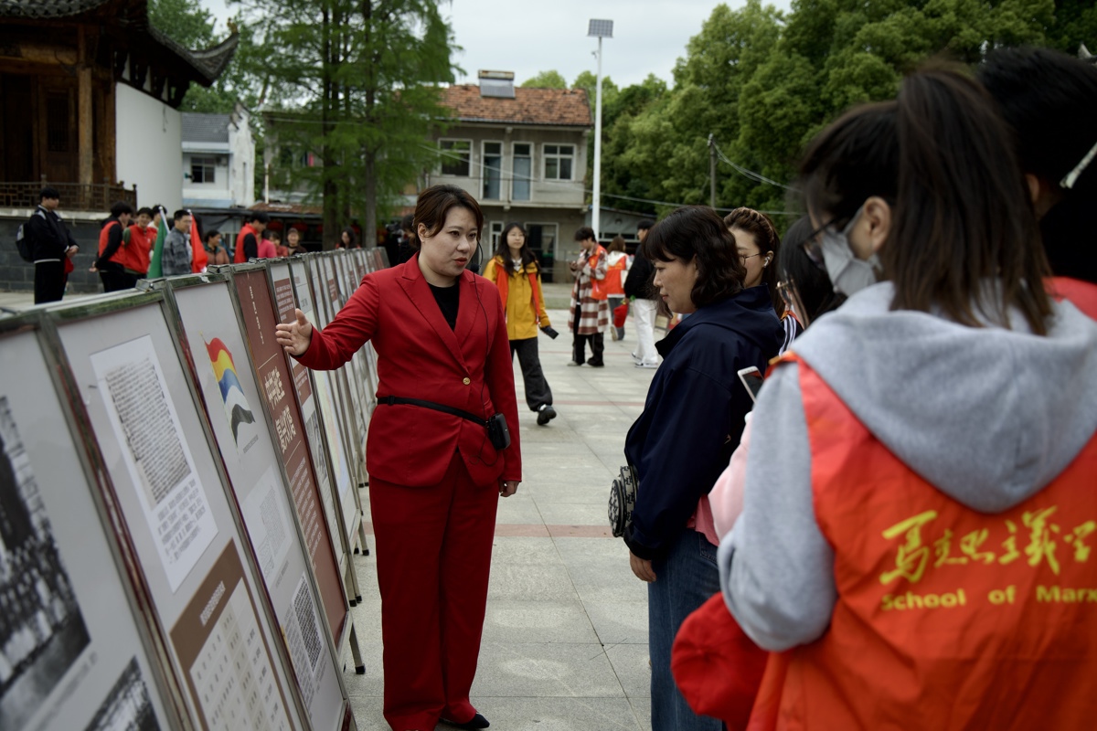 图为师生在现场观展研学 摄影：彭梦怡 (1).jpg