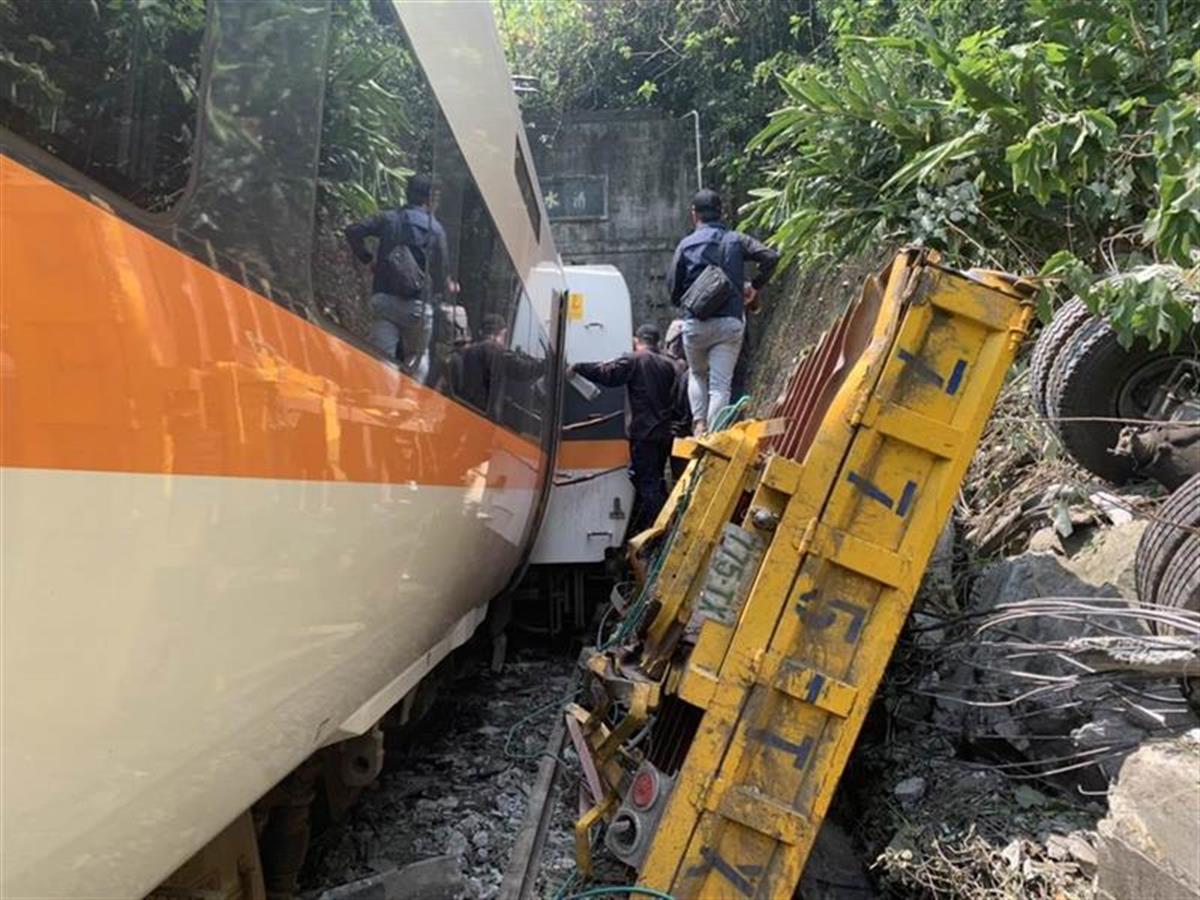 台铁列车出轨已致50死146伤 | 极目新闻