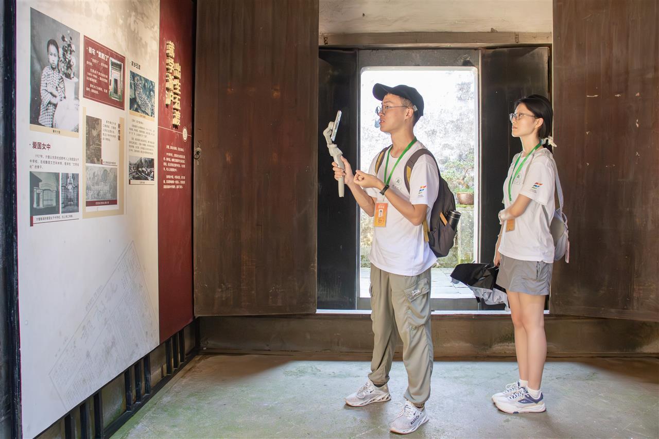 图为团队成员直播介绍方璧故居 通讯员刘奕喆摄.jpg