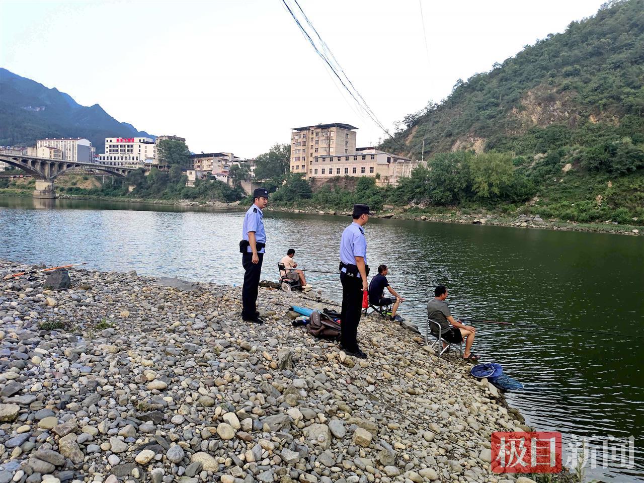 图9：民警在河边巡查宣防（通讯员刘诗雨 摄）.jpg