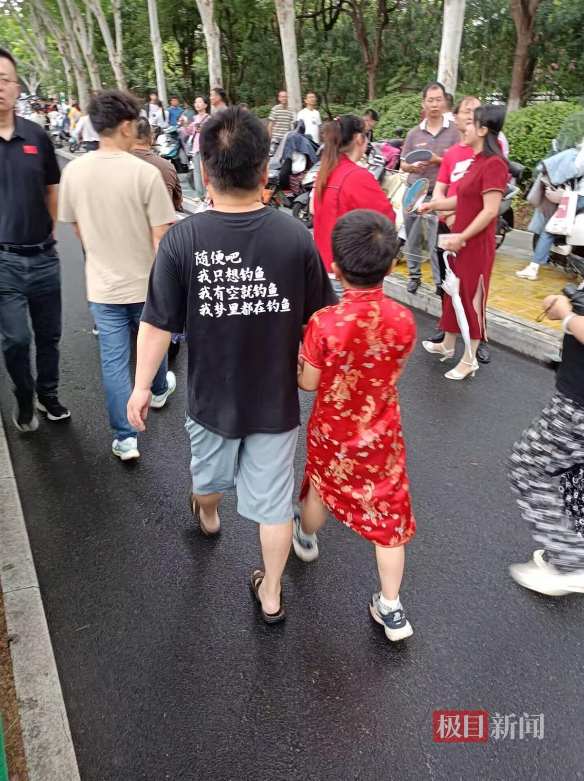 十岁弟弟穿旗袍给姐姐送考，父亲：用了“钞能力”