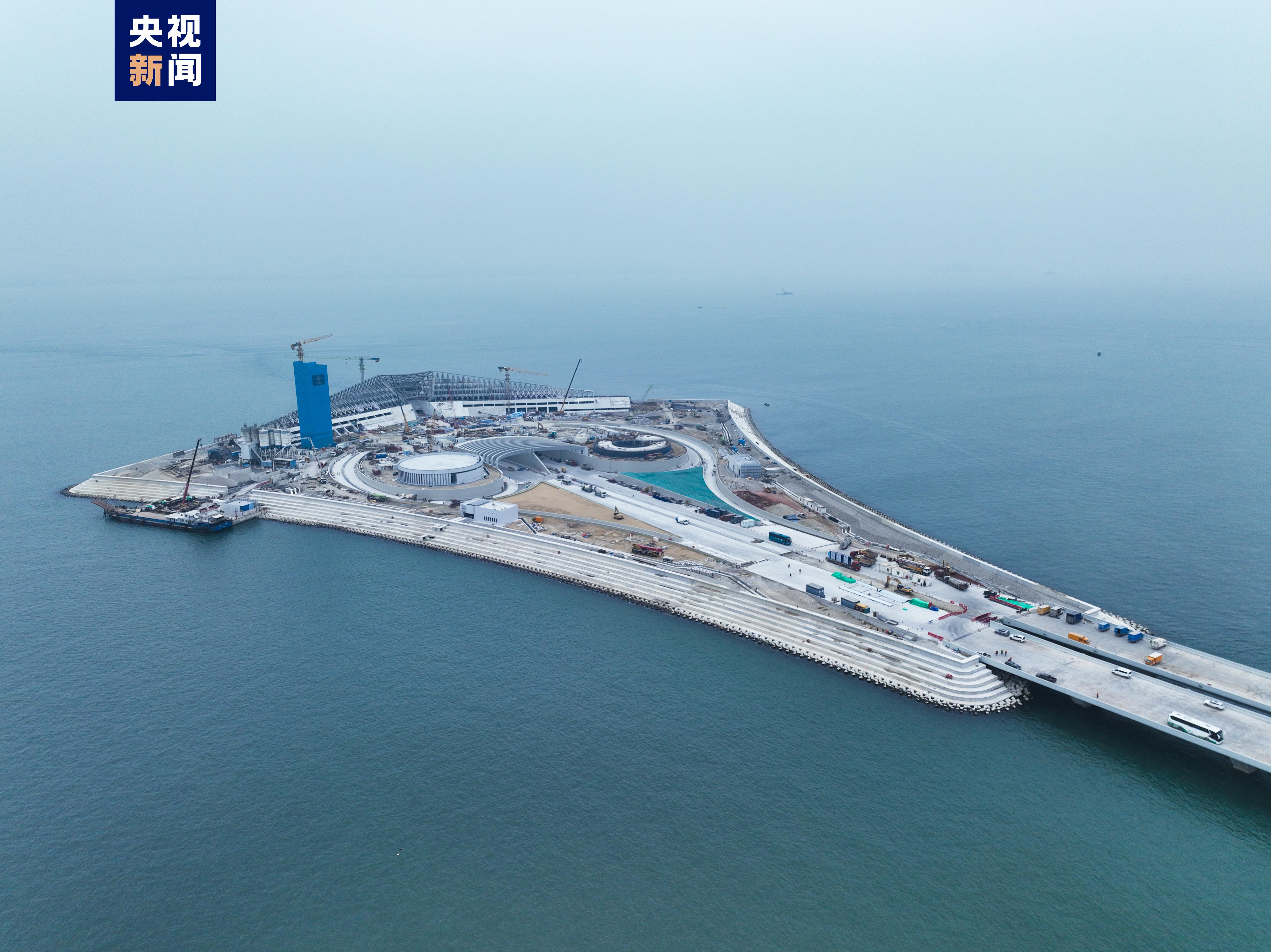 粤港澳大湾区深中通道海底沉管隧道开始沥青路面施工 | 极目新闻