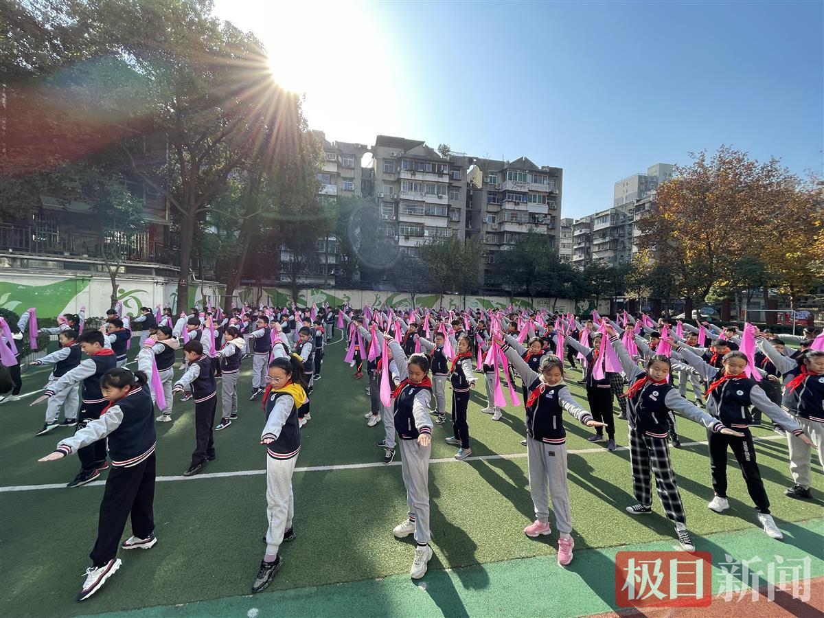 拉伸,开合跳,旋转手臂,后踢腿……12月17日,武汉市江汉区华苑小学的