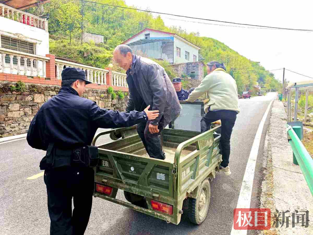 图2：民警在劝导违规载人车辆.jpg