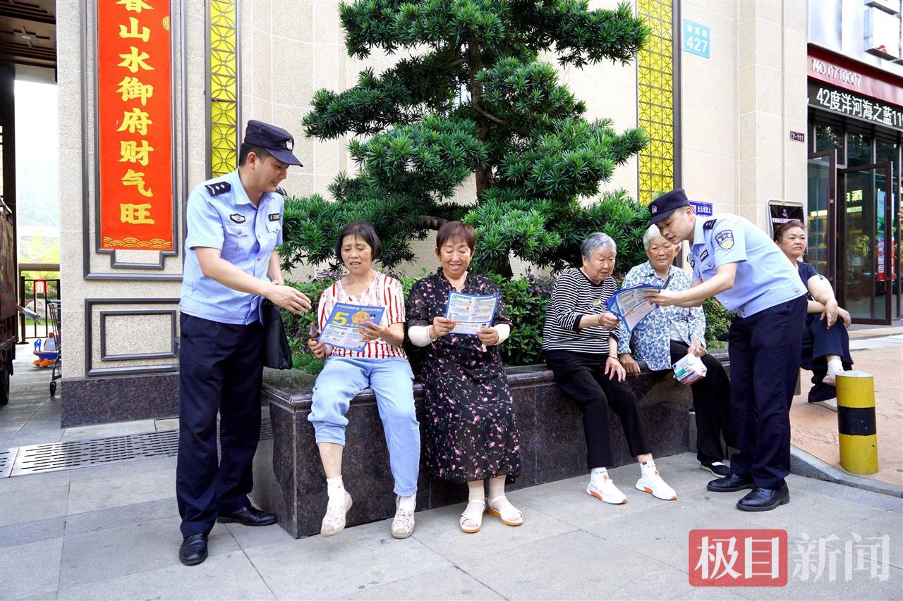图1：民警向居民普及反诈知识.JPG