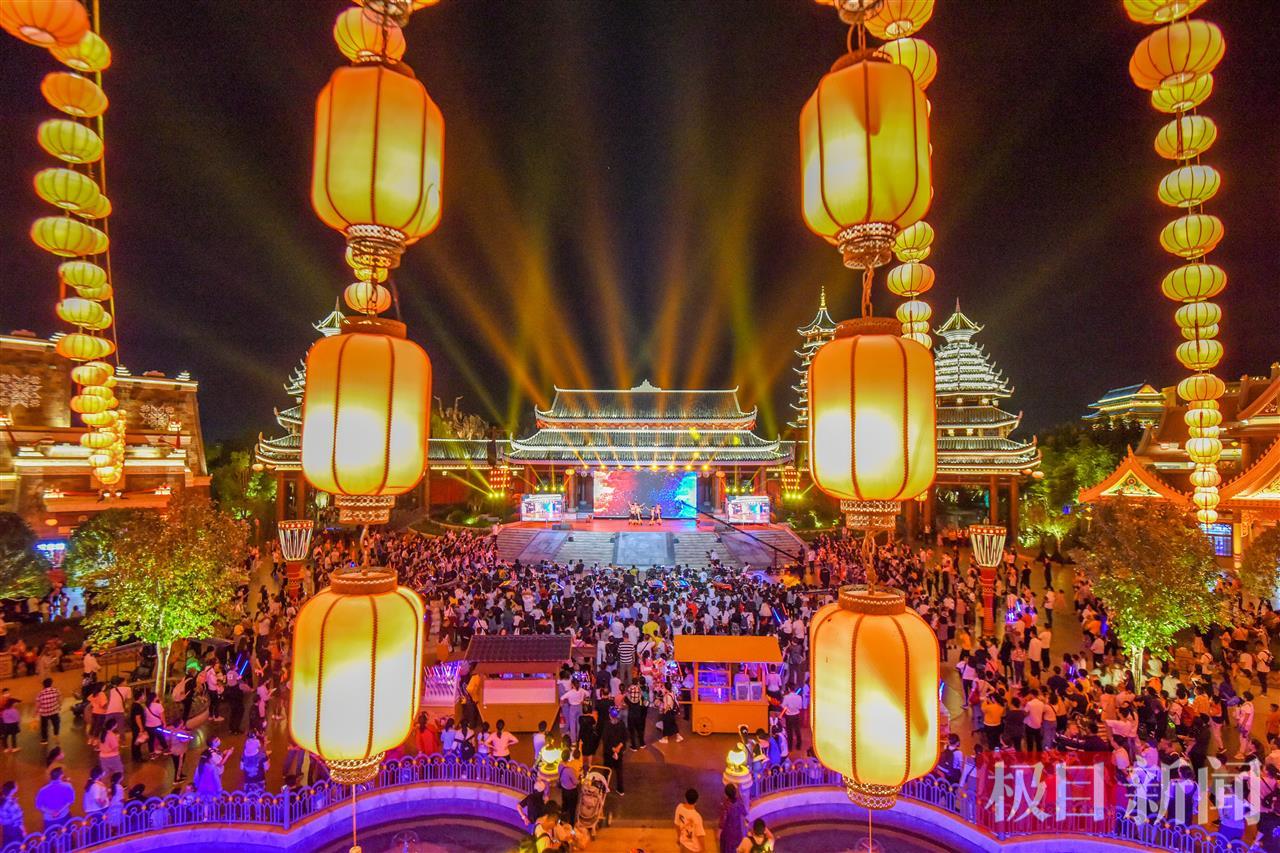 游客在荆州方特东方神画游玩。（极目新闻记者 黄志刚 摄）.jpg