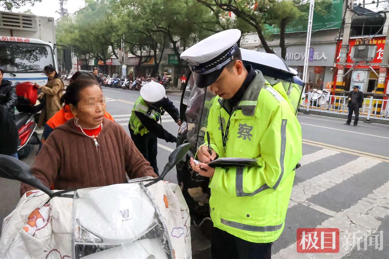 图1：未按规定佩戴安全头盔.jpg