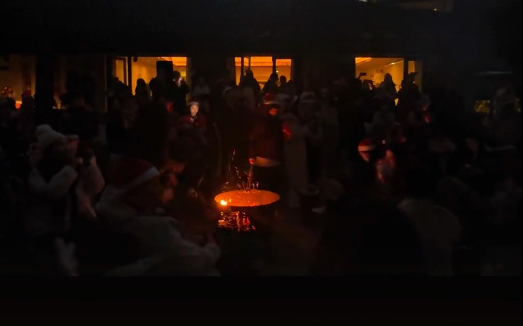 湖州豪华度假村圣诞点灯仪式突发火灾,有人受伤,酒店回应并采取措施