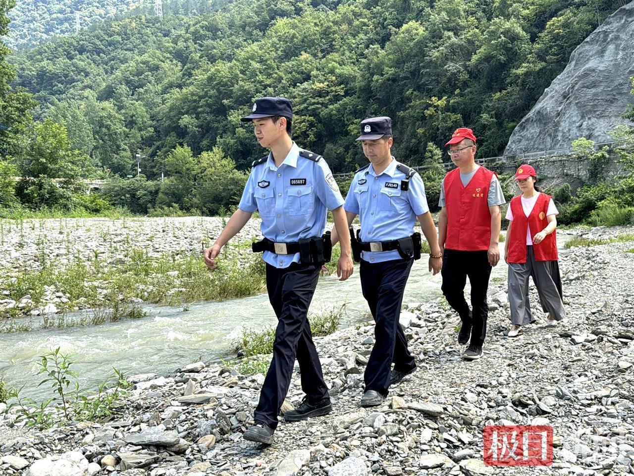 图1：民警带领志愿者巡逻队巡河（通讯员马锦秀 摄）.jpg