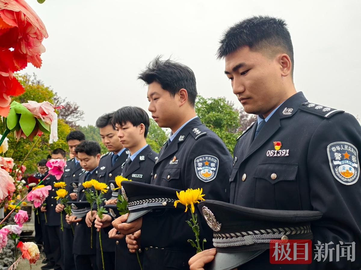 青年民警祭奠因公牺牲民警付晓华.jpg