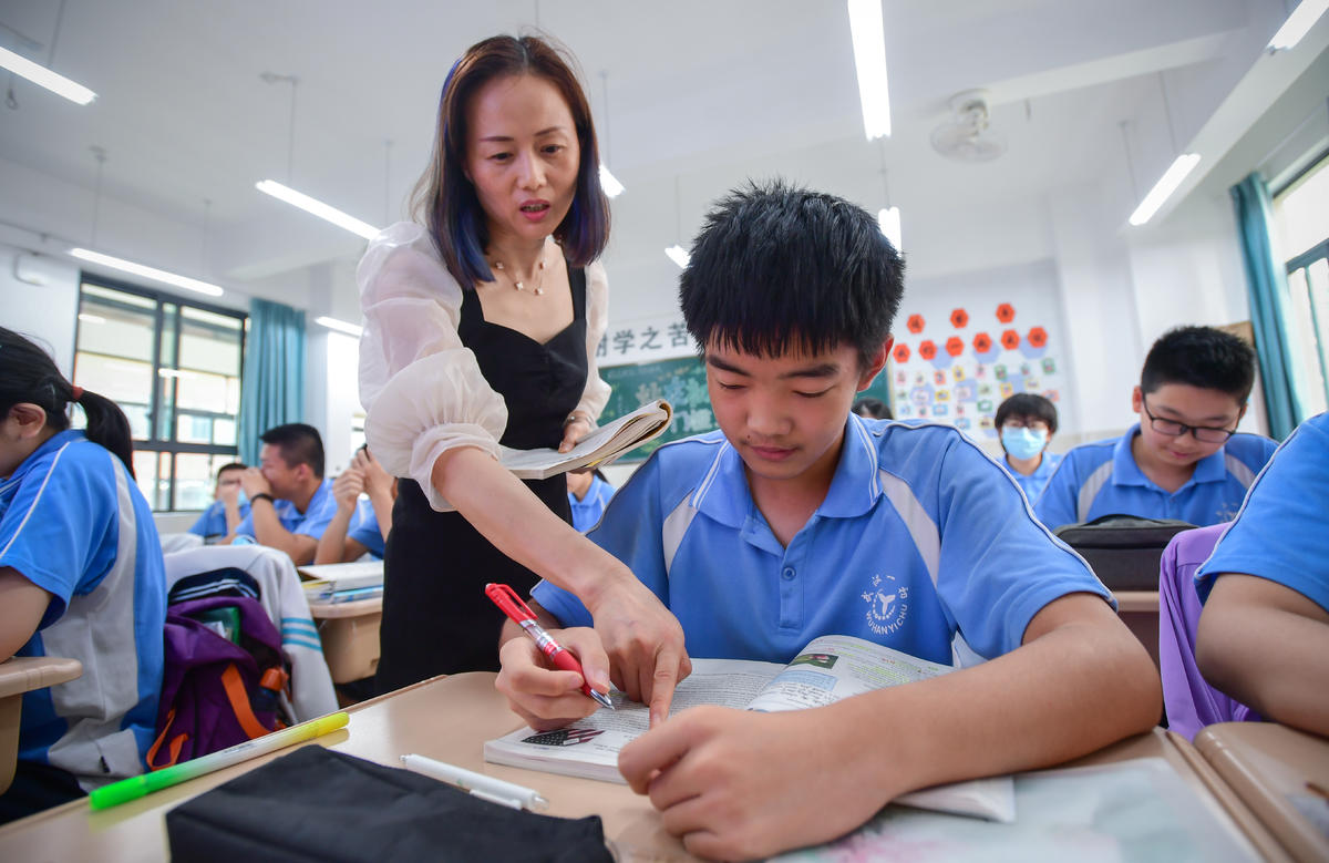 九年级(3)班教师喻青武汉市功勋班主任工作室负责人游汉松说"课堂不