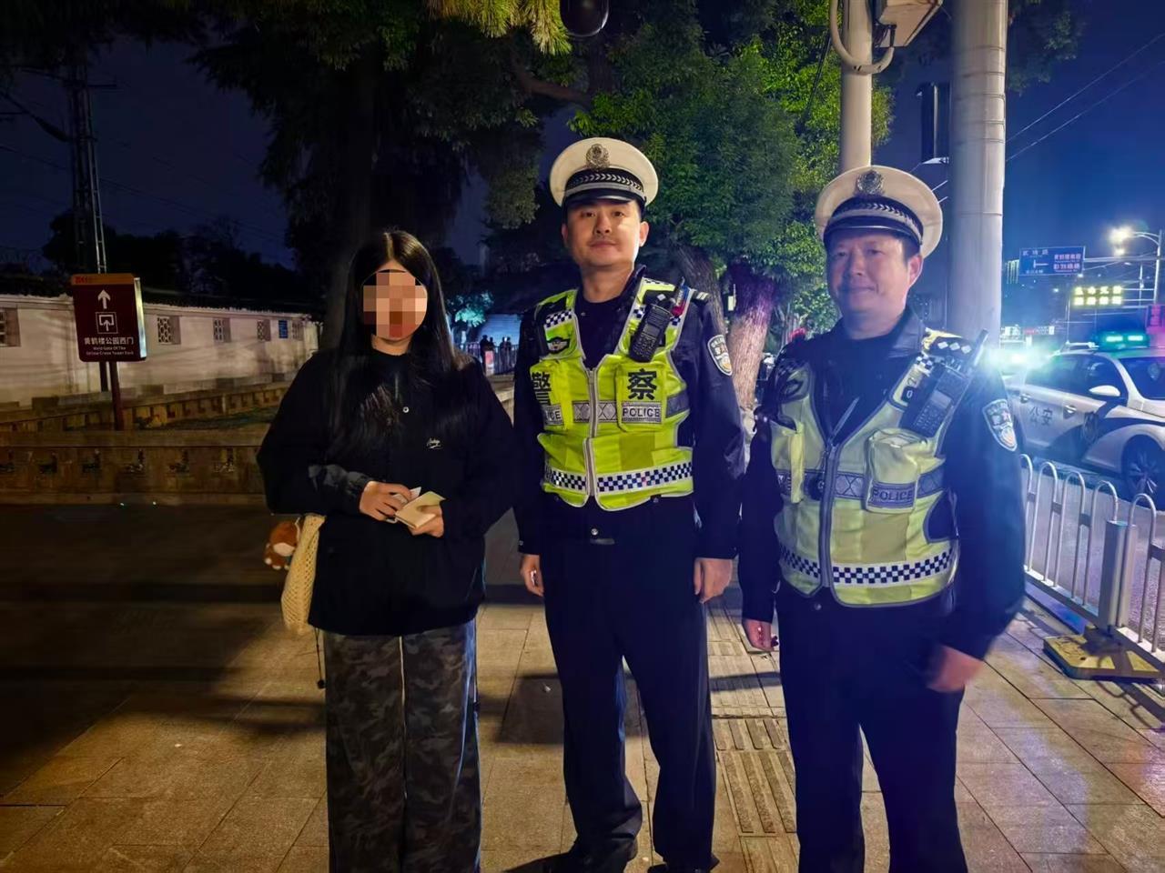 黄鹤楼下两名学生捡到钱包,民警接力找到失主 | 极目新闻
