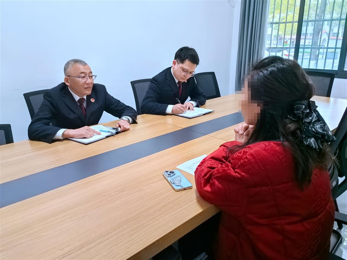 检察官在检察工作室 接待李某.jpg