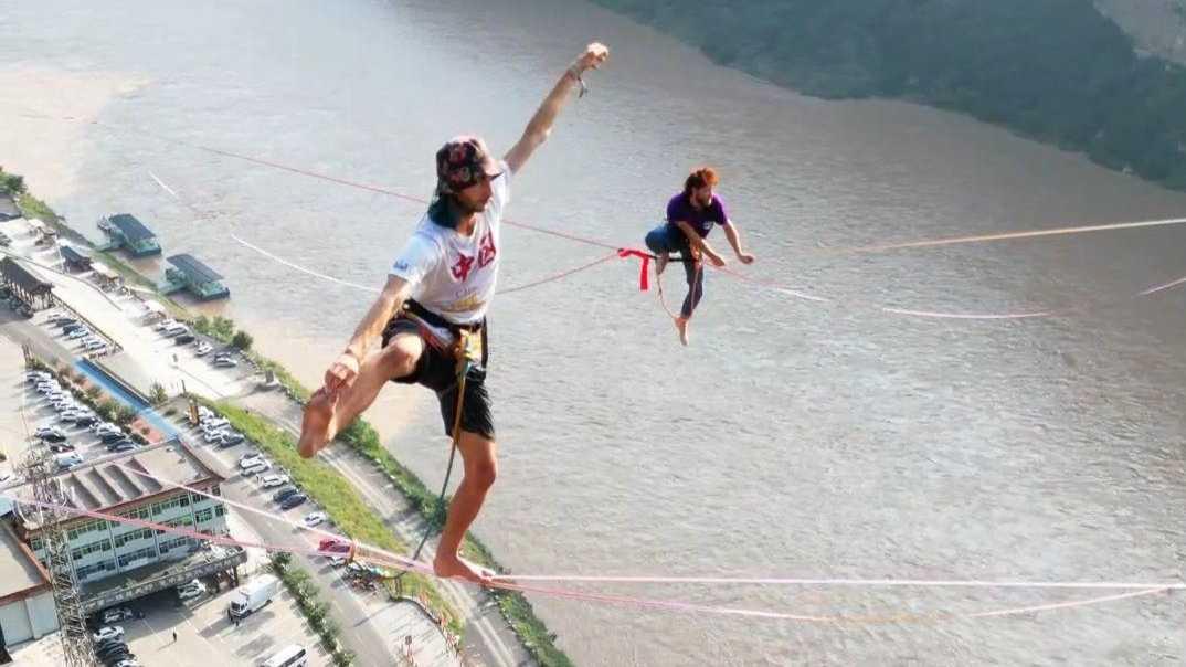 龙门之巅！180米高，2.5厘米宽！中外极限选手上演黄河绝壁间的“速度与激情”