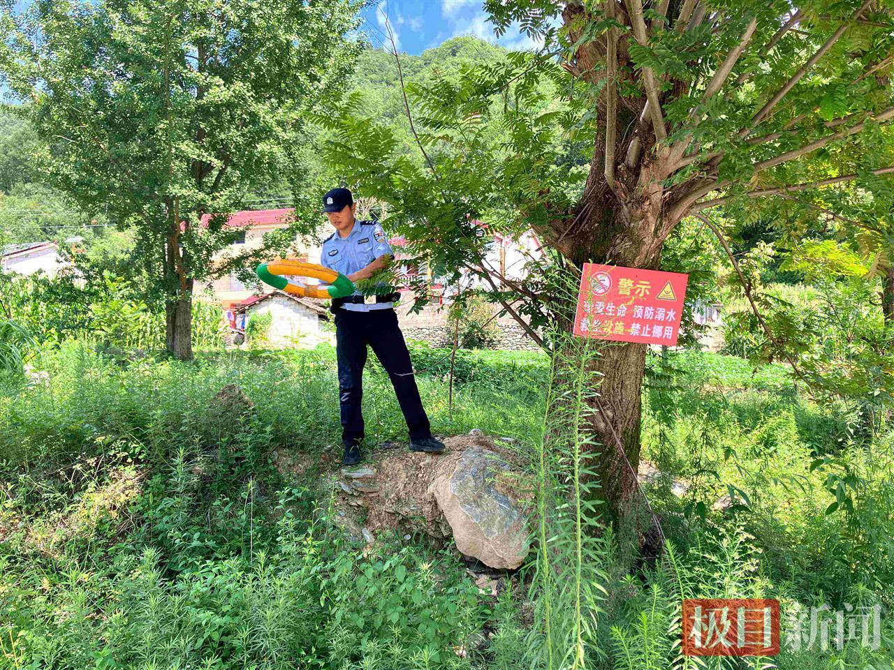 图5：民警在检查防溺水安全设施（通讯员姚俊 摄）.jpg