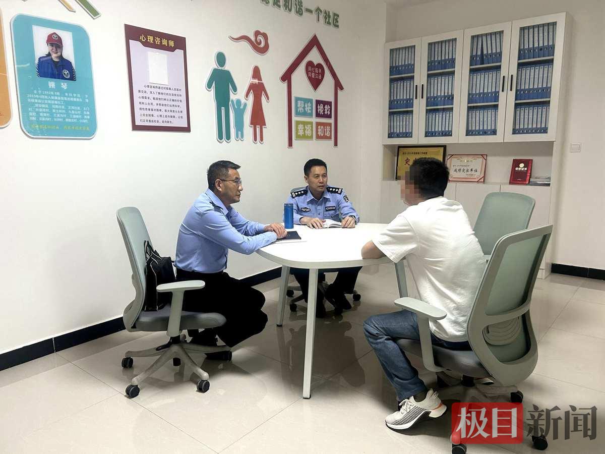 图3：驻站民警正在与戒毒康复人员面谈.jpg