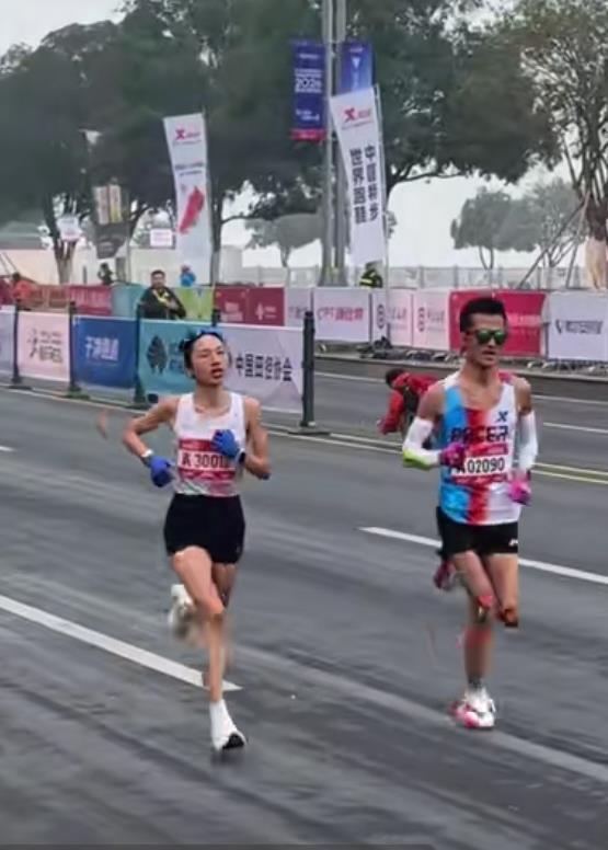 最快女护士张水华重庆马拉松再创佳绩，嘴唇发黑原因揭晓，冻伤所致