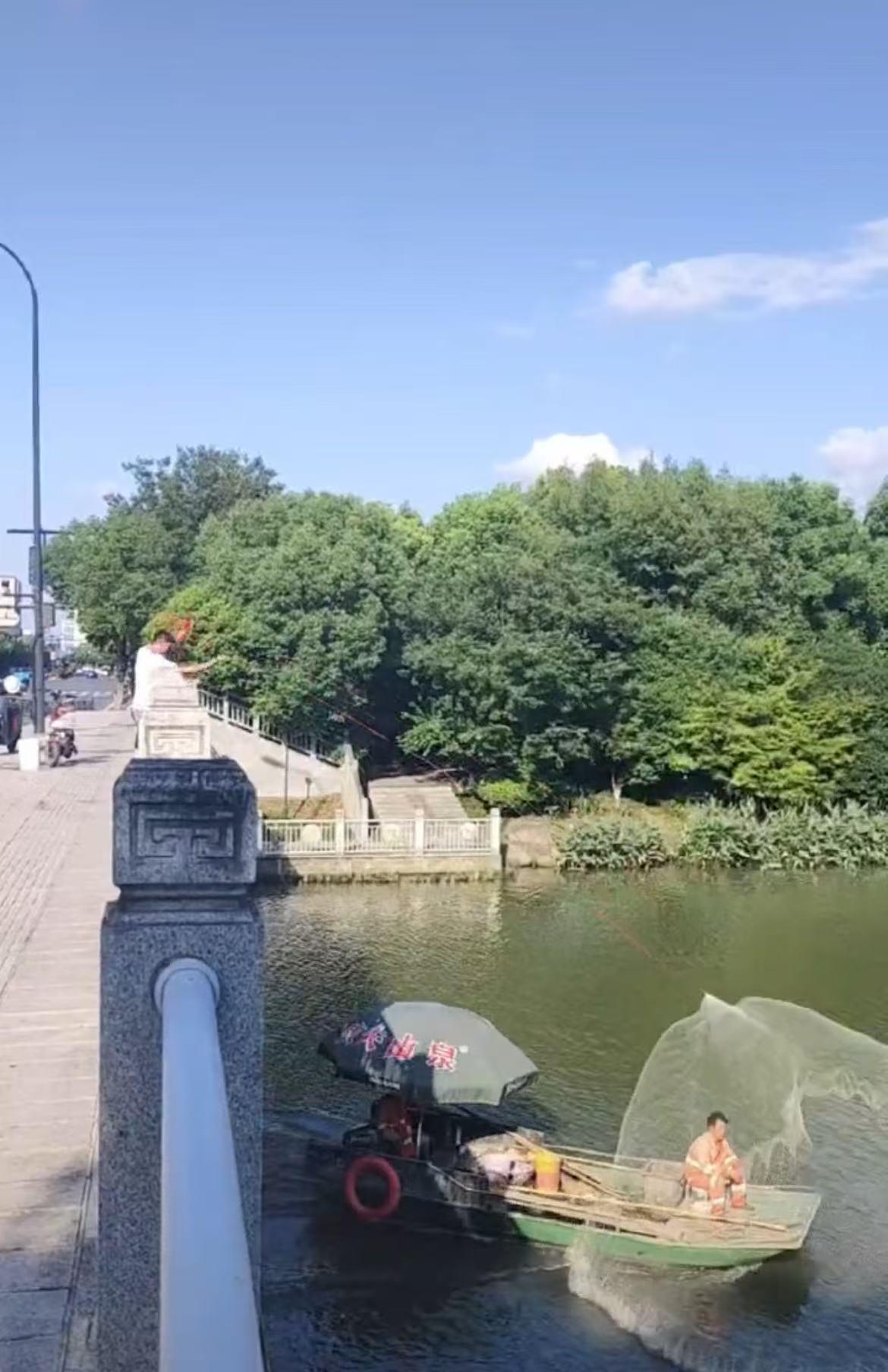杭州一男子在桥上撒网，意外套住桥下船上的环卫工大叔