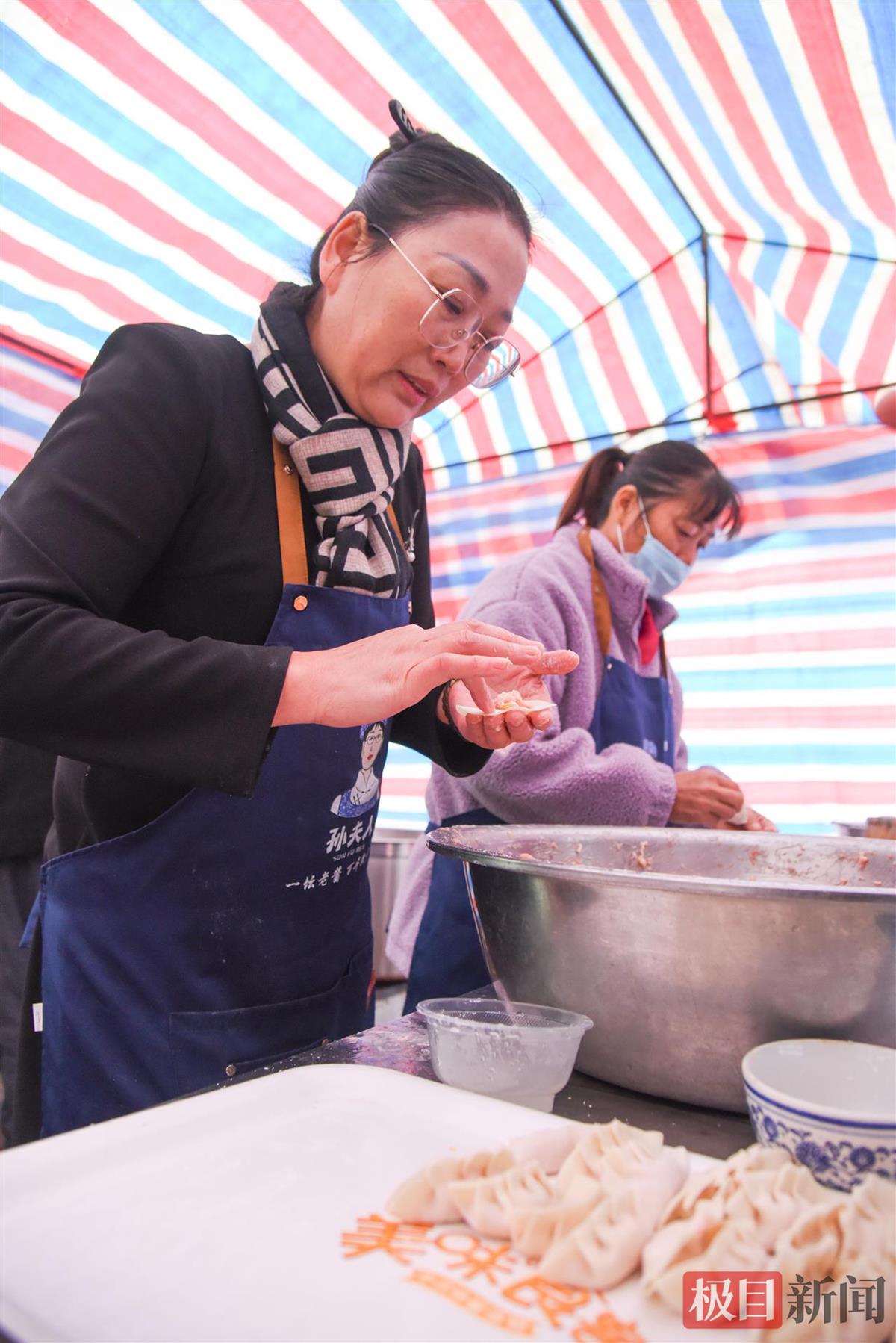 翁仁花正忙着给村里的老人包饺子（极目新闻记者 黄志刚 摄）.jpg