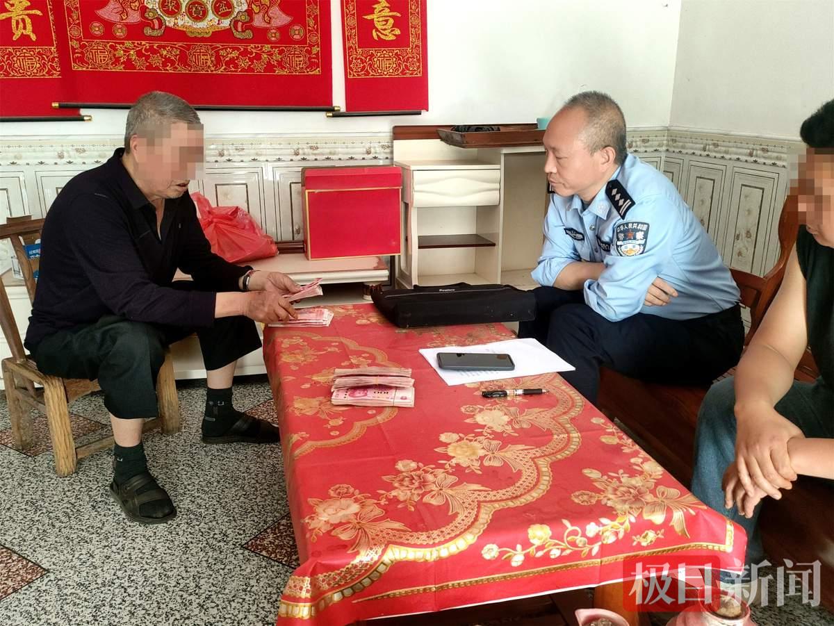 图4：民警在返还4万元被骗现金。.jpg