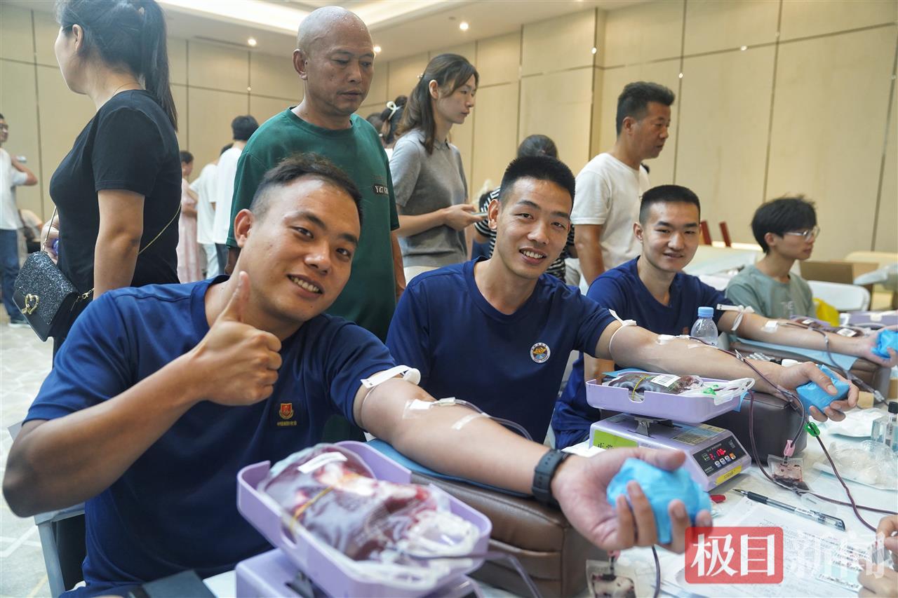 新洲区消防救援大队永安大道站三位消防员方正、杨朝和李雄一同坐上了采血椅.jpg