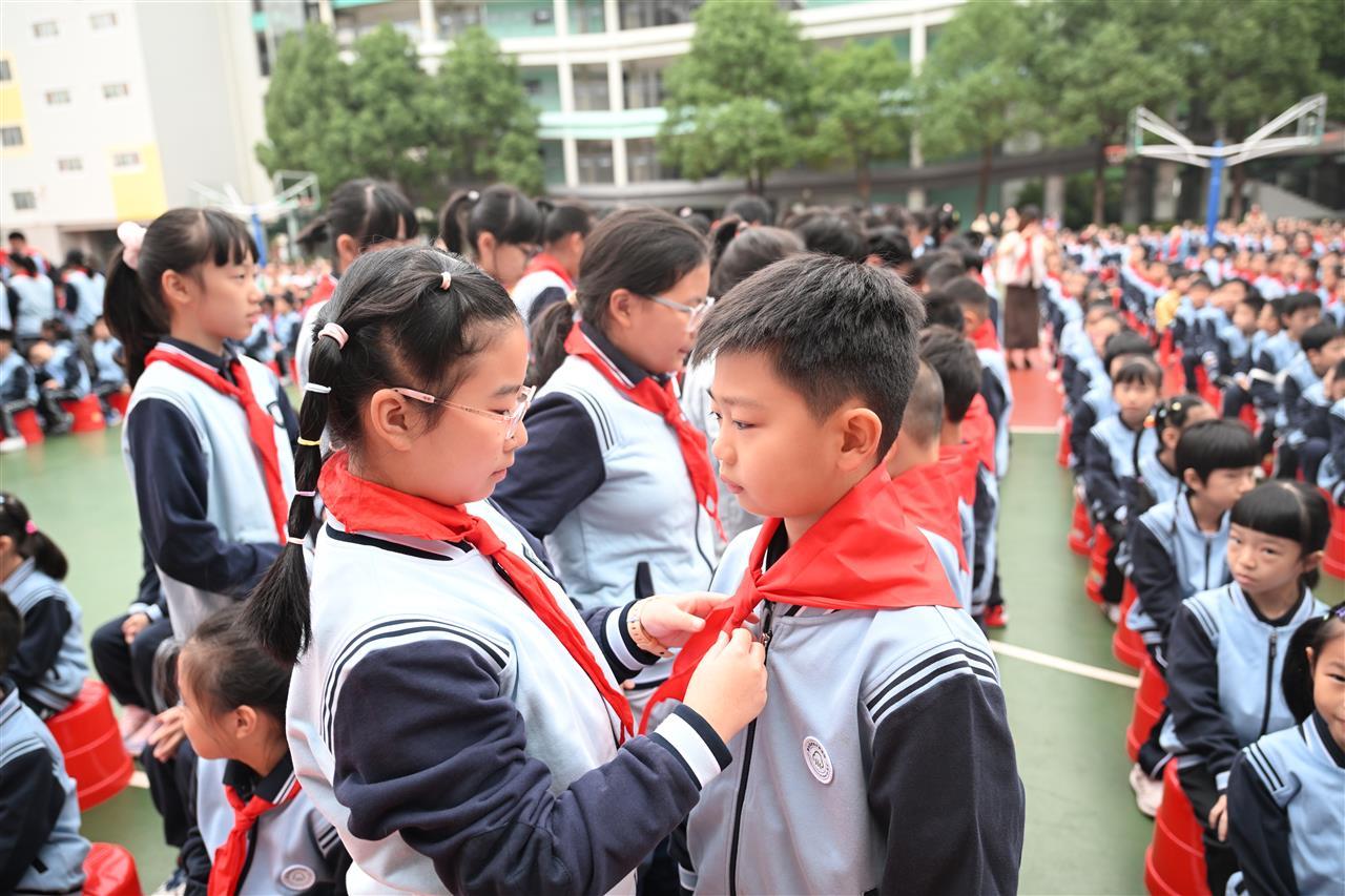 授红领巾 (2).JPG 授红领巾 (2).JPG