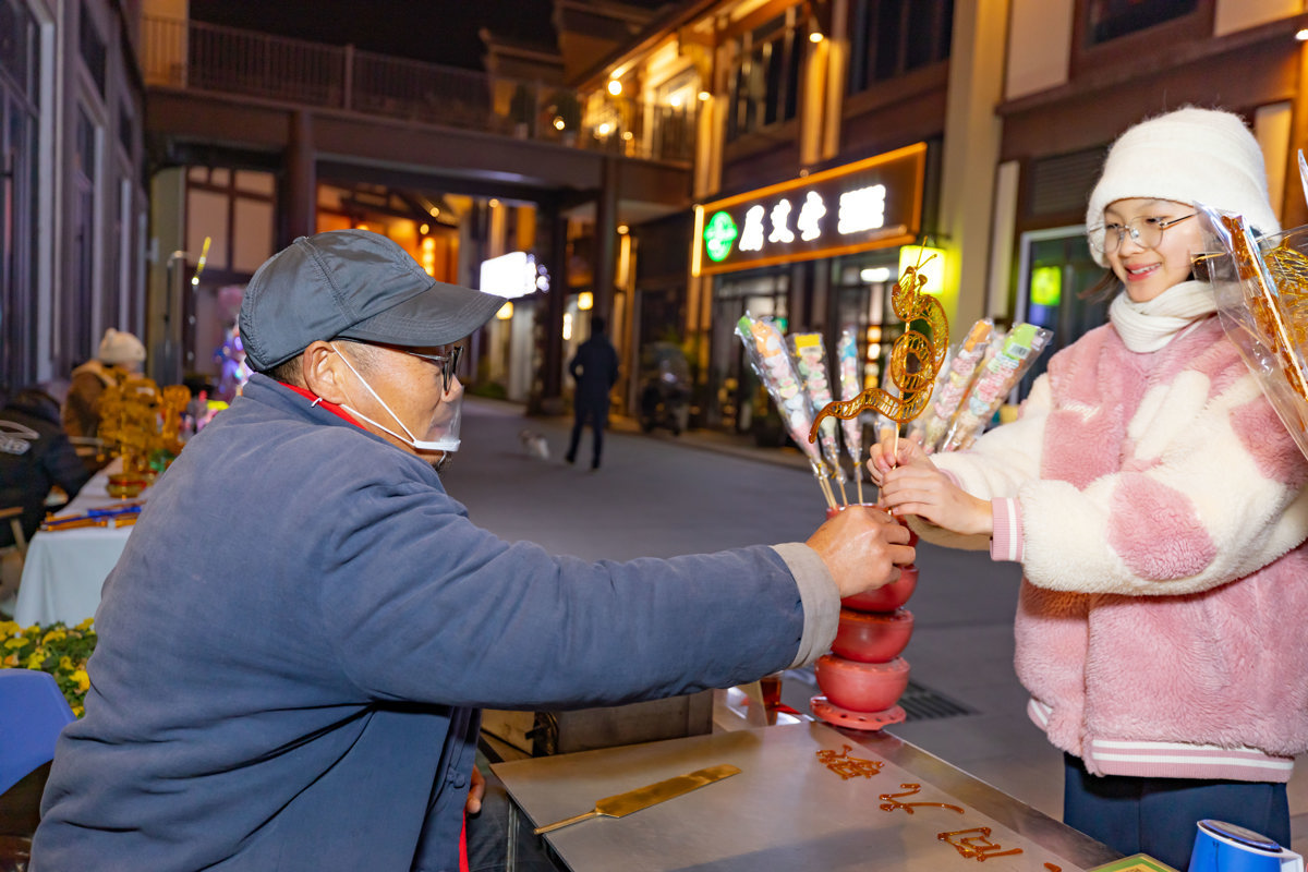 小游客正在体验传统糖画 彭强摄.jpg