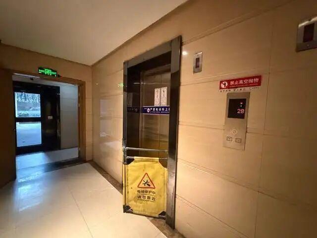 西安电梯事故后小区全面检修，物业加强保障措施，保安化身电梯员护送业主安全上楼