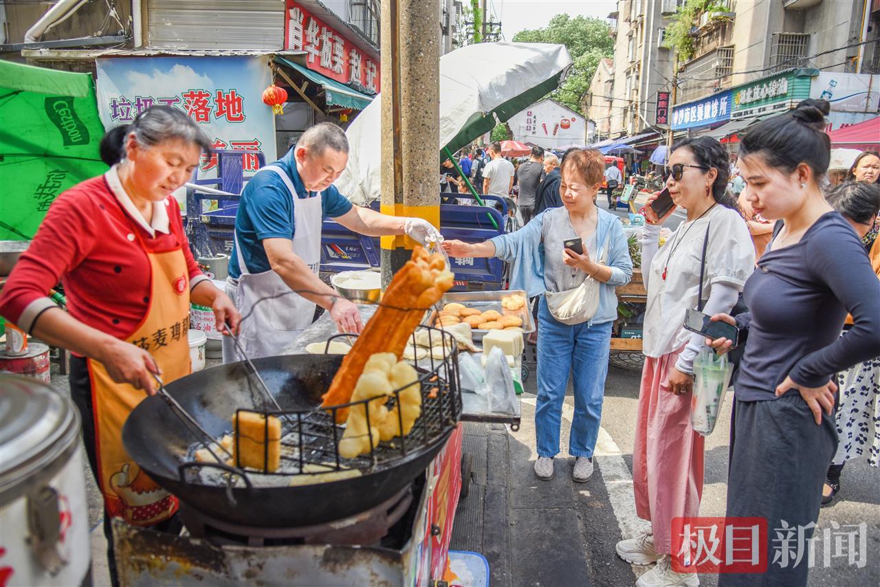 彭孝砚（右二）和妻子刘春兰（左）在荆州市沙市区中山街道大赛巷的小吃摊忙碌  （极目新闻记者 黄志刚 摄）.jpg