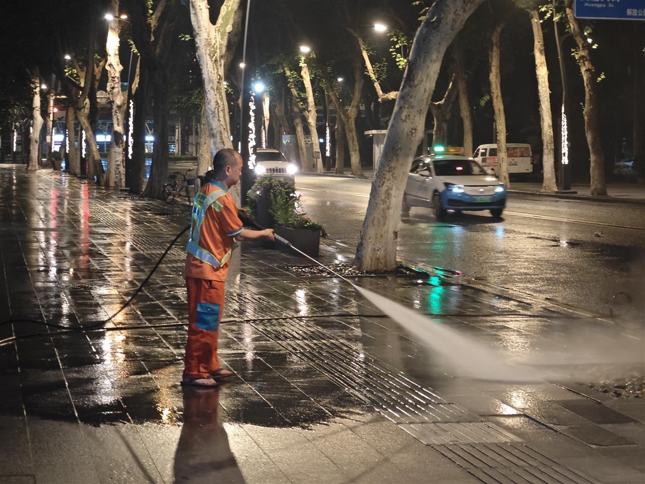 解放公园路临近解放大道人行道清洗.jpg