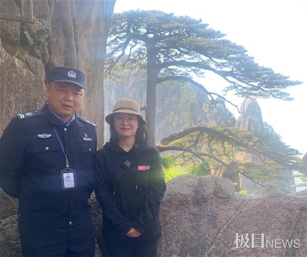 假期黄山旅游复苏强劲,人人都来打卡迎客松,千年古树从国宝变国潮